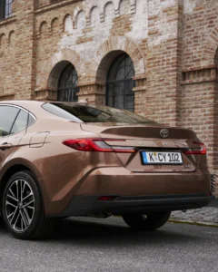 2024 newcamry executive bronze static 002