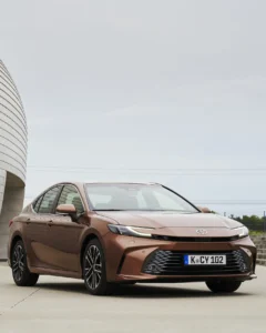 2024 newcamry executive bronze static 005