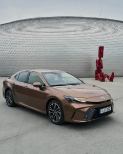 2024 newcamry executive bronze static 009
