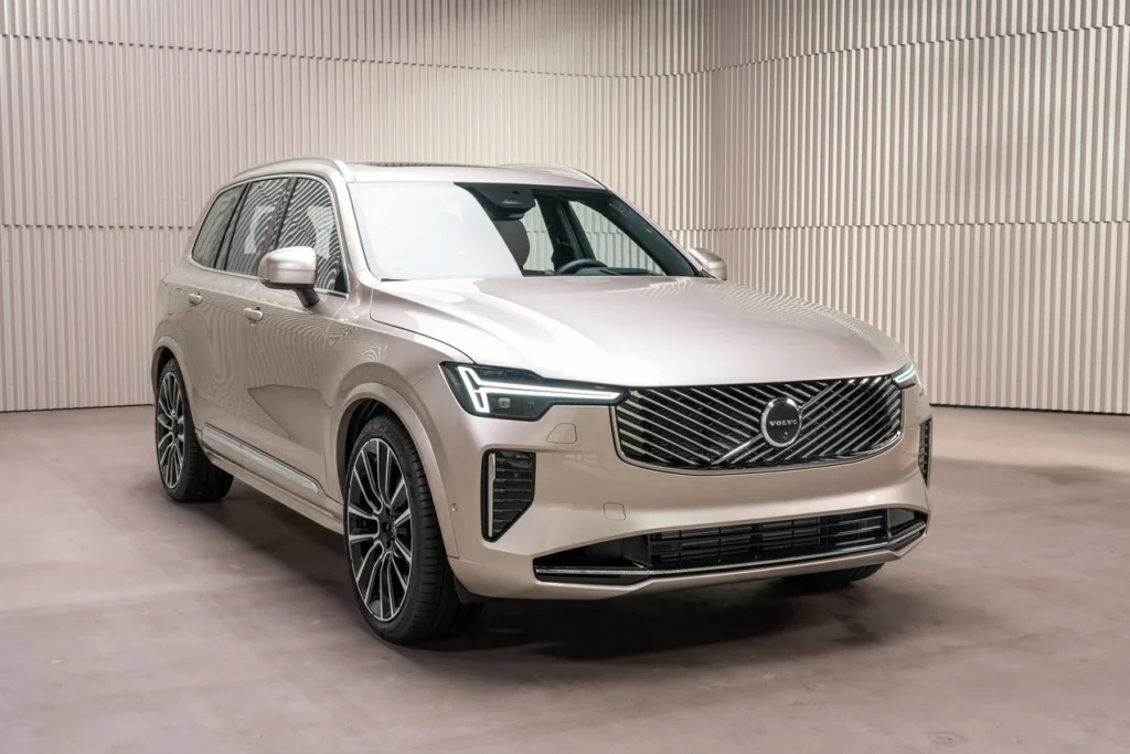 333133 New Volvo XC90 studio still