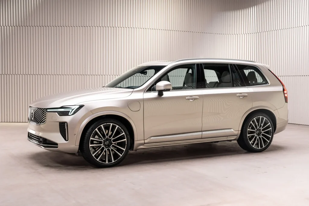 333134 New Volvo XC90 studio still