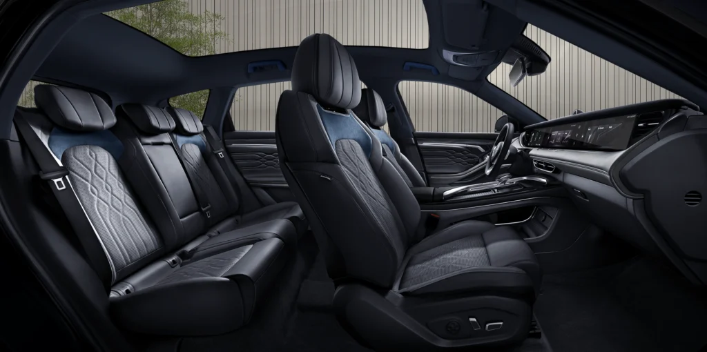 66421be245b39723e10e7841 All black Interior 2