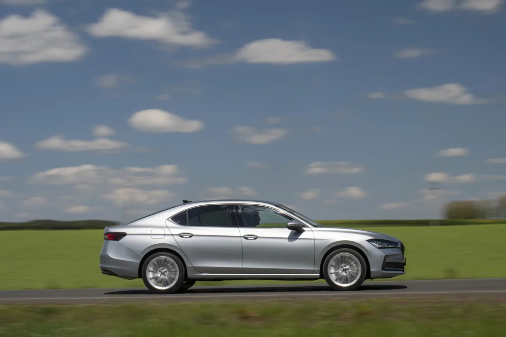 Skoda Superb berline 2024 exterieur 13 jpg
