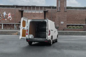 maxus edeliver3 pv wit bij industriegebouw opendoor 2000x1331 car