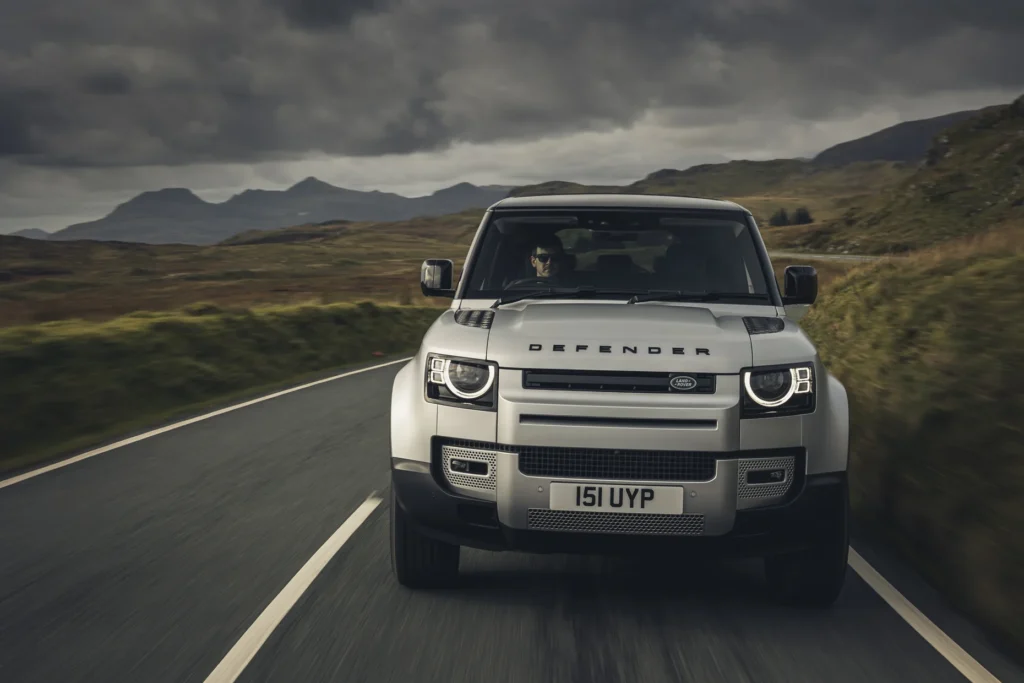 LR DEF 90 P300 INDUS SILVER DRIVING 281020 001 0