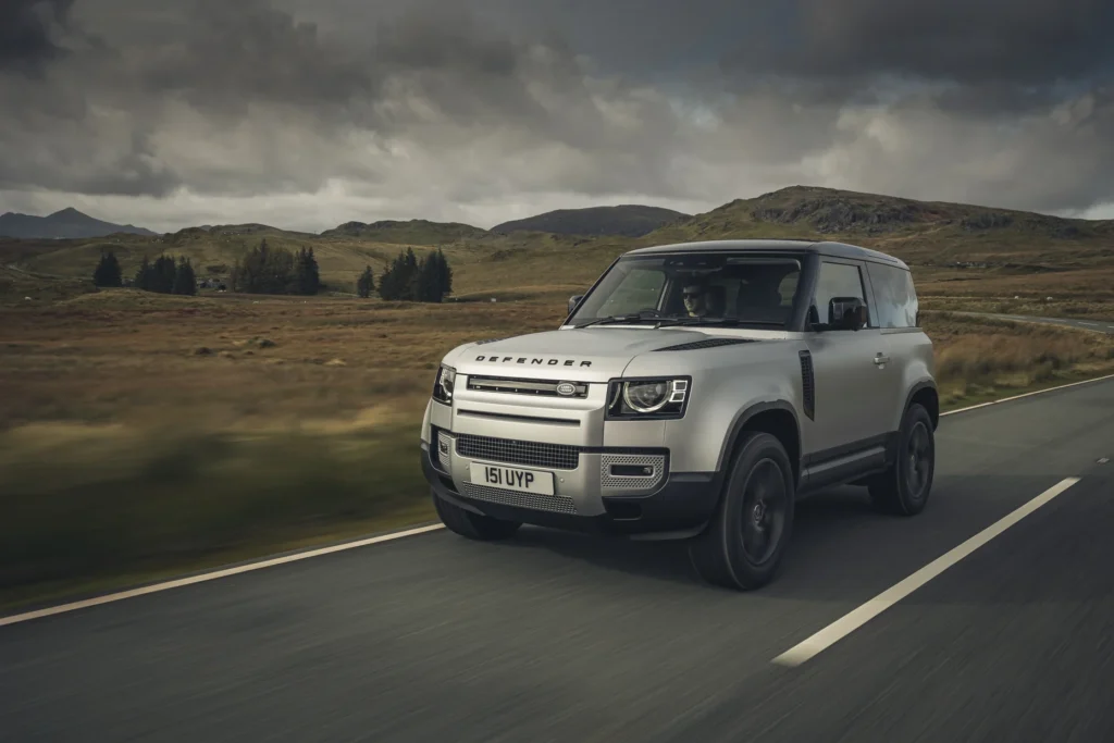 LR DEF 90 P300 INDUS SILVER DRIVING 281020 002 0