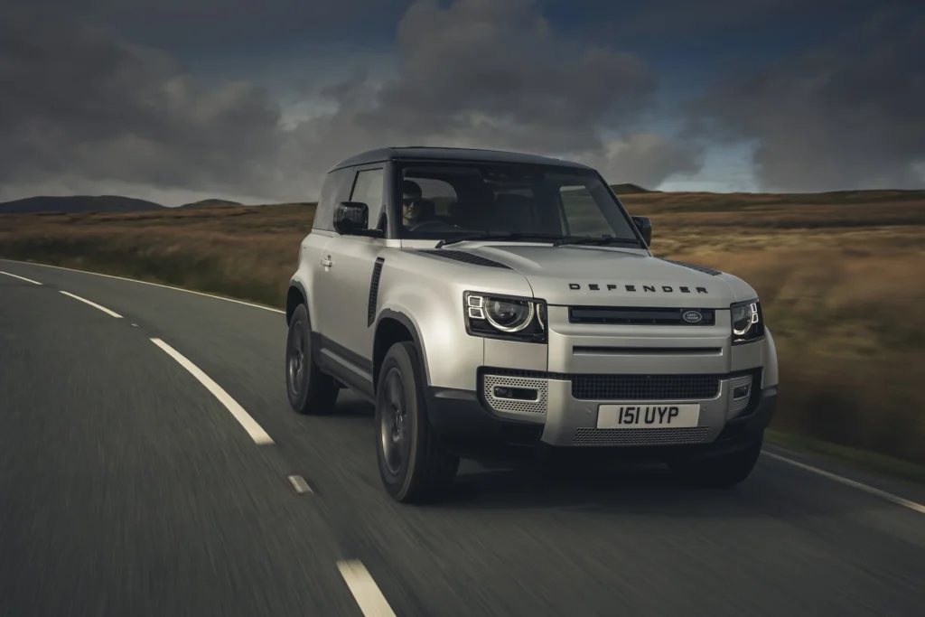 LR DEF 90 P300 INDUS SILVER DRIVING 281020 03 0