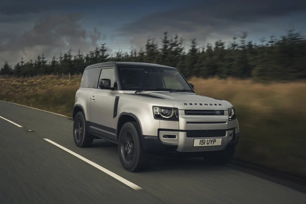 LR DEF 90 P300 INDUS SILVER DRIVING 281020 04 0