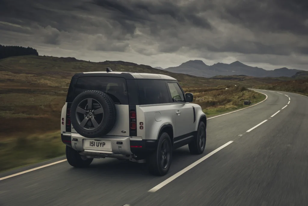 LR DEF 90 P300 INDUS SILVER DRIVING 281020 05 0