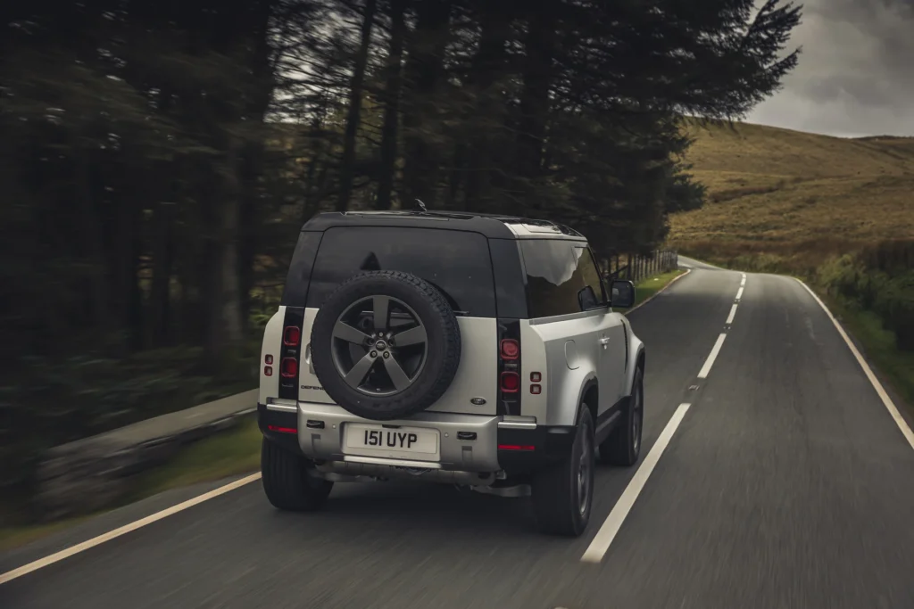 LR DEF 90 P300 INDUS SILVER DRIVING 281020 06 0