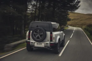LR DEF 90 P300 INDUS SILVER DRIVING 281020 06 0