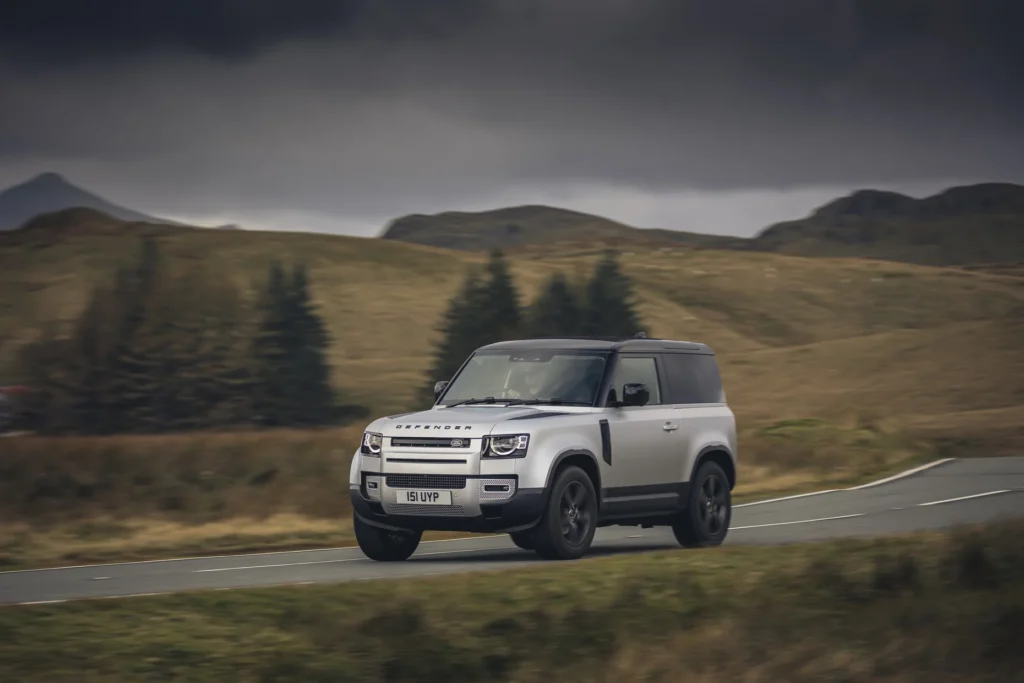LR DEF 90 P300 INDUS SILVER DRIVING 281020 07 0