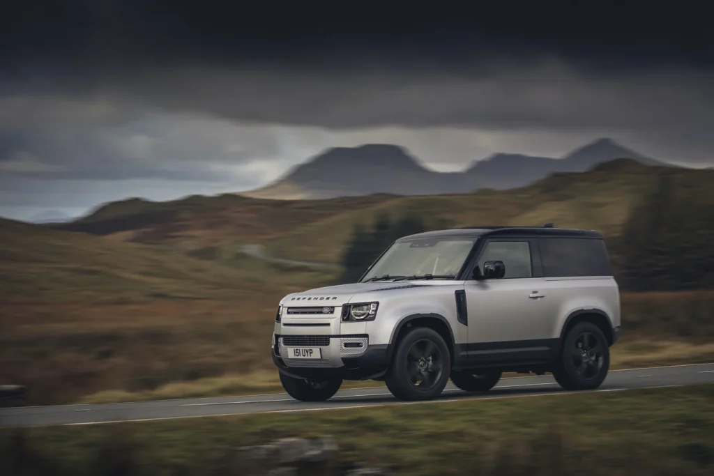 LR DEF 90 P300 INDUS SILVER DRIVING 281020 08 0