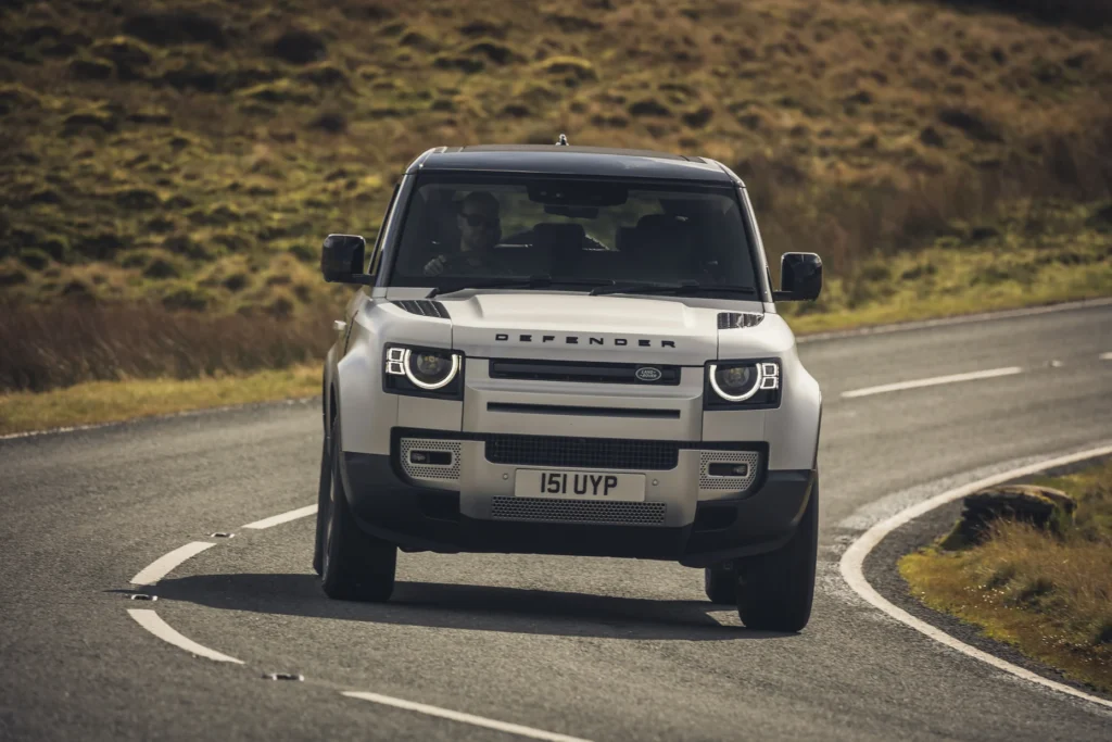 LR DEF 90 P300 INDUS SILVER DRIVING 281020 09 0