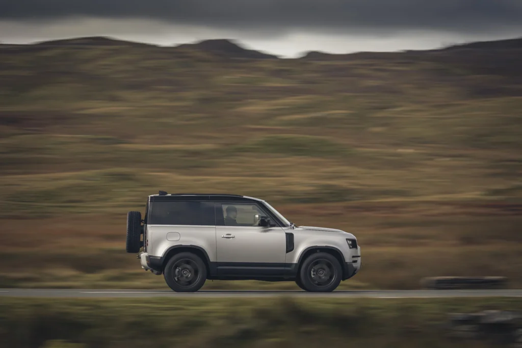 LR DEF 90 P300 INDUS SILVER DRIVING 281020 11 0