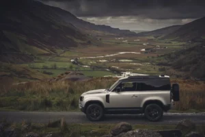 LR DEF 90 P300 INDUS SILVER DRIVING 281020 13 0