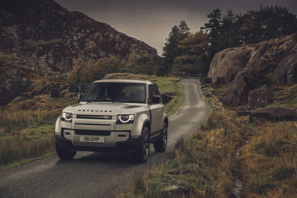 LR DEF 90 P300 INDUS SILVER DRIVING 281020 15 0