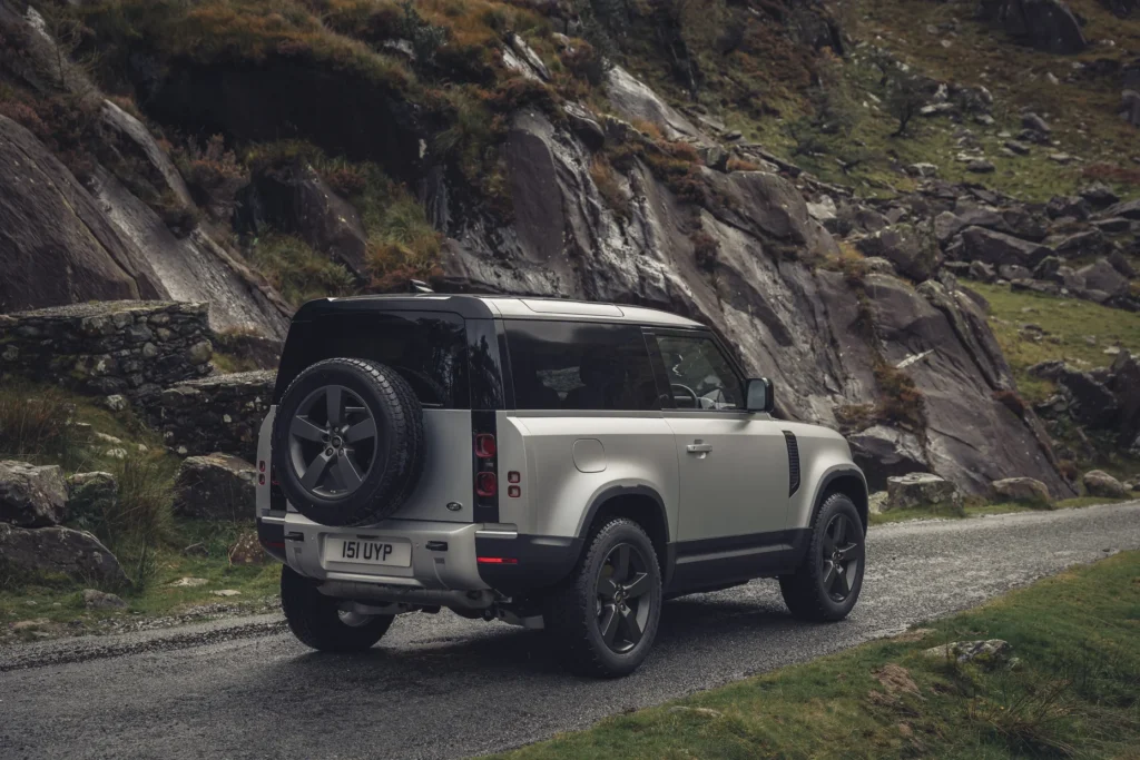 LR DEF 90 P300 INDUS SILVER DRIVING 281020 16 0