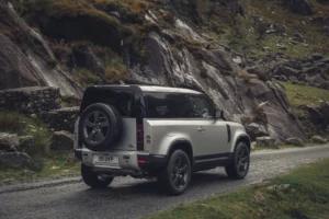LR DEF 90 P300 INDUS SILVER DRIVING 281020 16 0