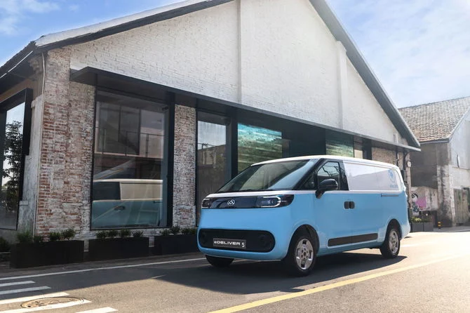 8f165ec405d21739367770 maxus edeliver5 pv l2h2 white blue leftsideview parked building 2500x1667 car