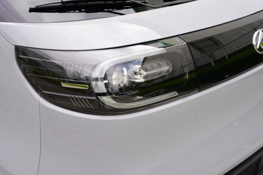 maxus edeliver5 exterior detail front light 2000x1333 1