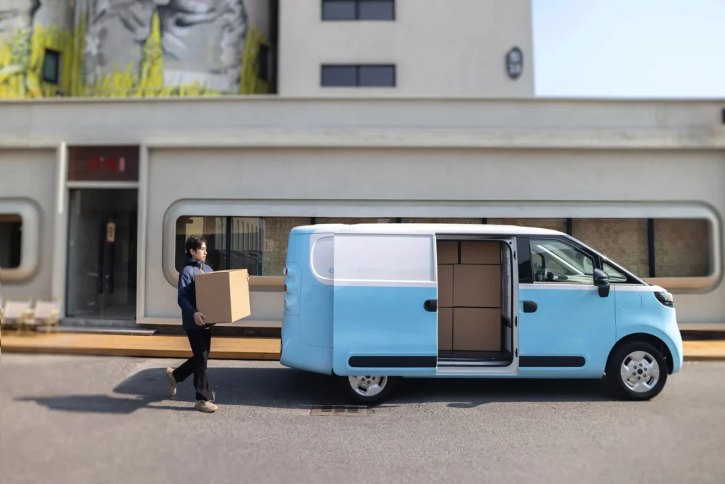 maxus edeliver5 pv l2h2 white blue rightsideview open side door 2500x1668 car