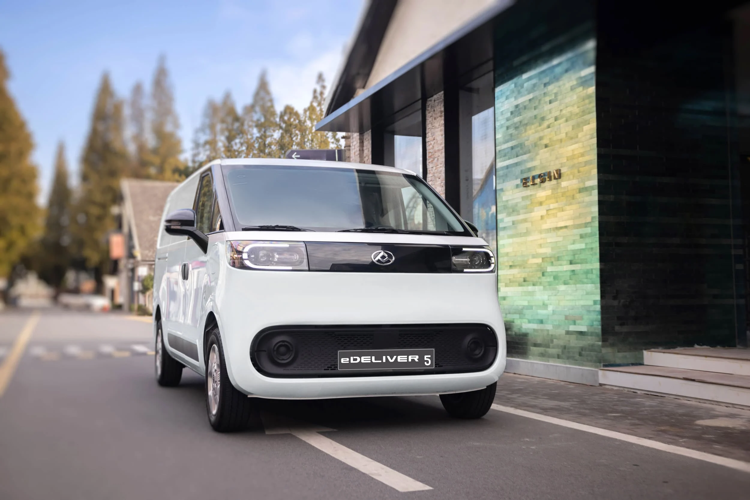 maxus edeliver5 pv l2h2 white frontview parked building 2500x1667 car