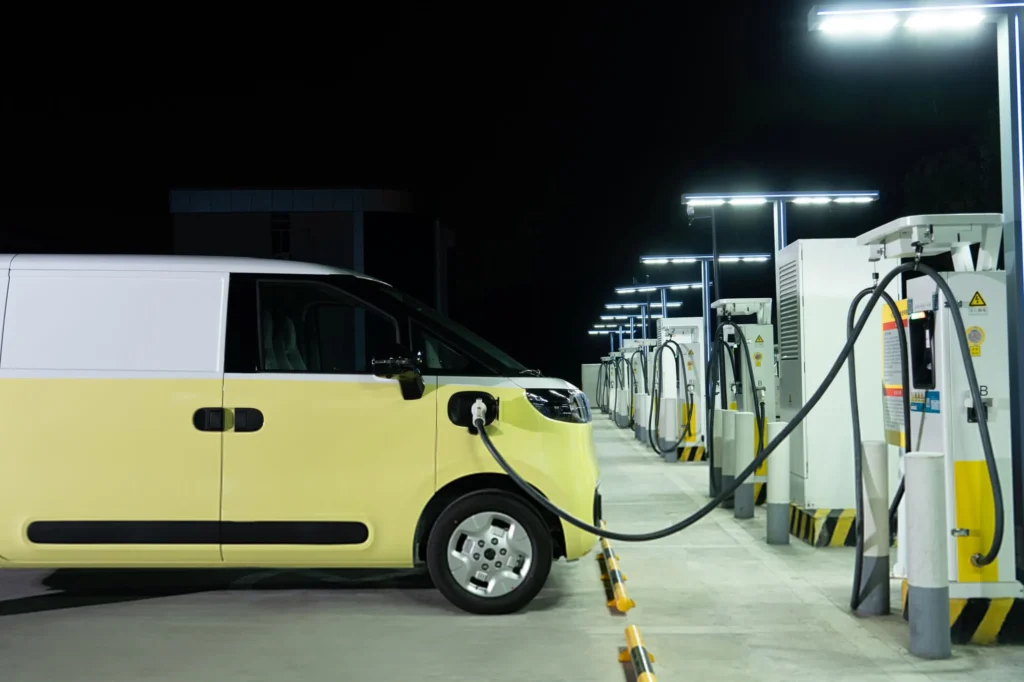 maxus edeliver5 witgeel charging car 2000x1333 1