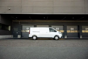 maxus edeliver7 wit zijaanzicht bij laadgangen 2000x1443 car