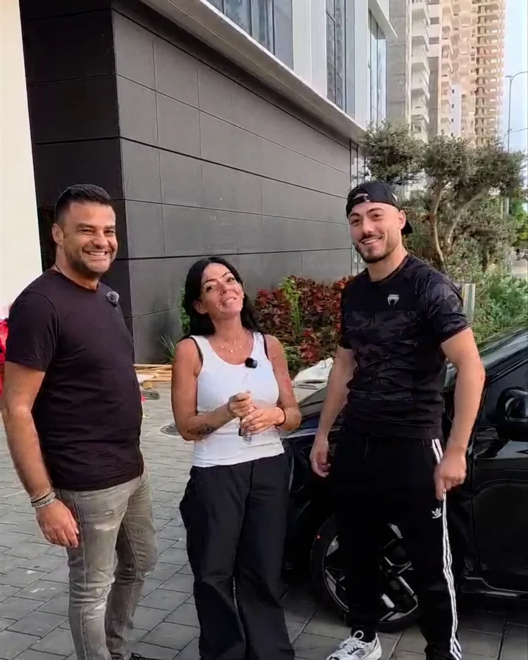 Jonathan Attal avec une cliente et son accompagnateur, le jour de la livraison