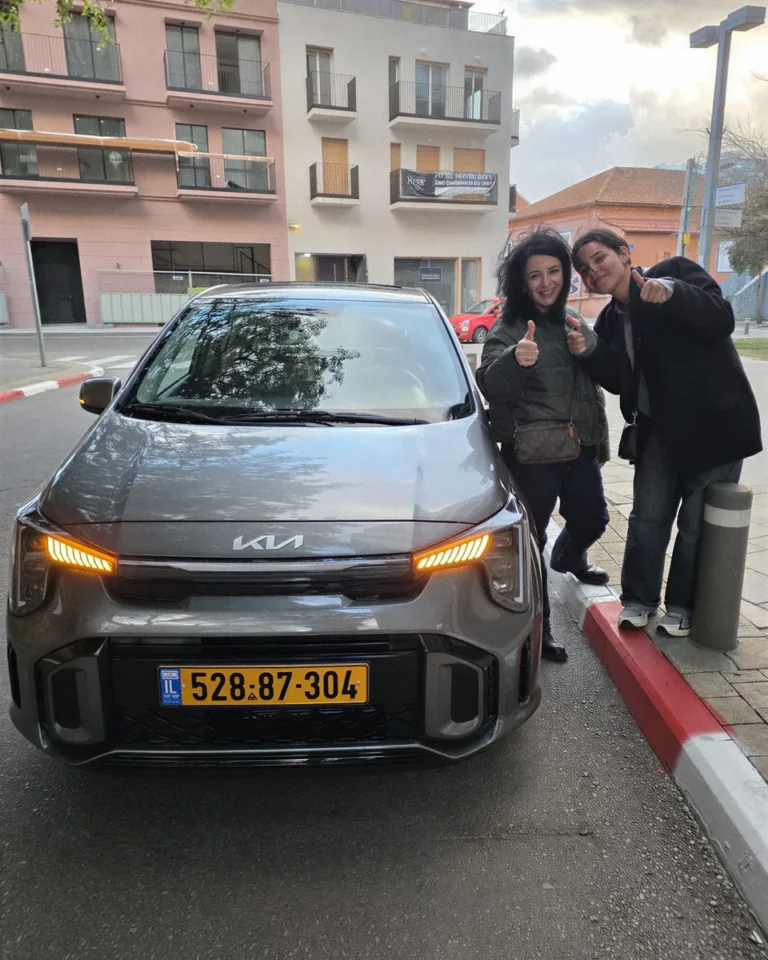 Deux clientes devant leur Kia neuve