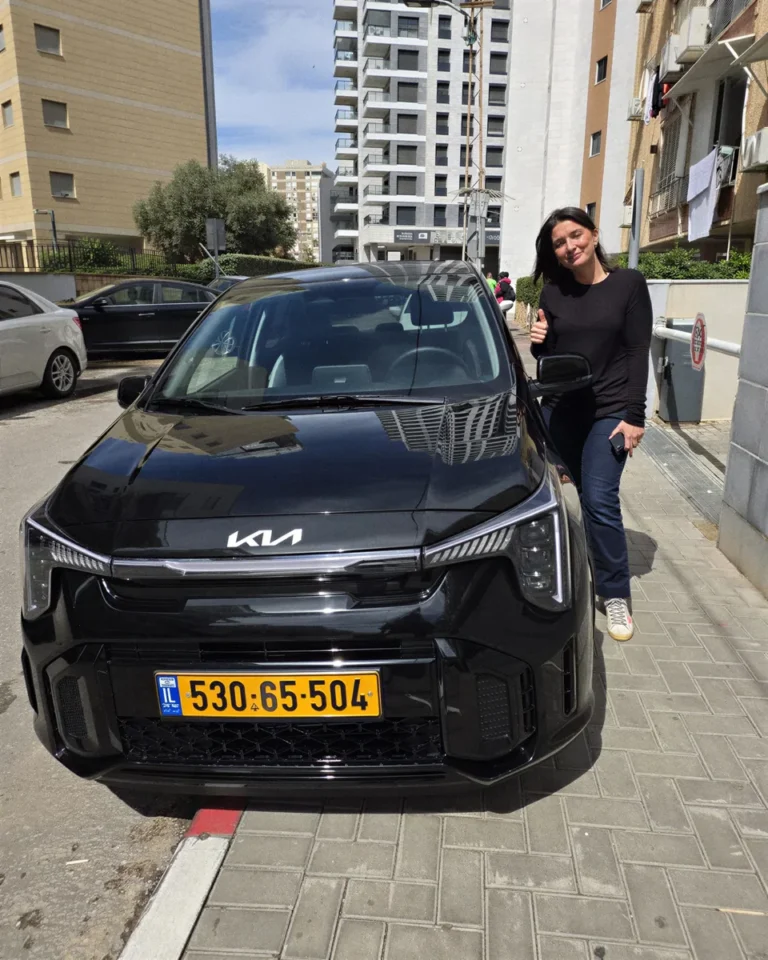 Une cliente devant sa Kia neuve
