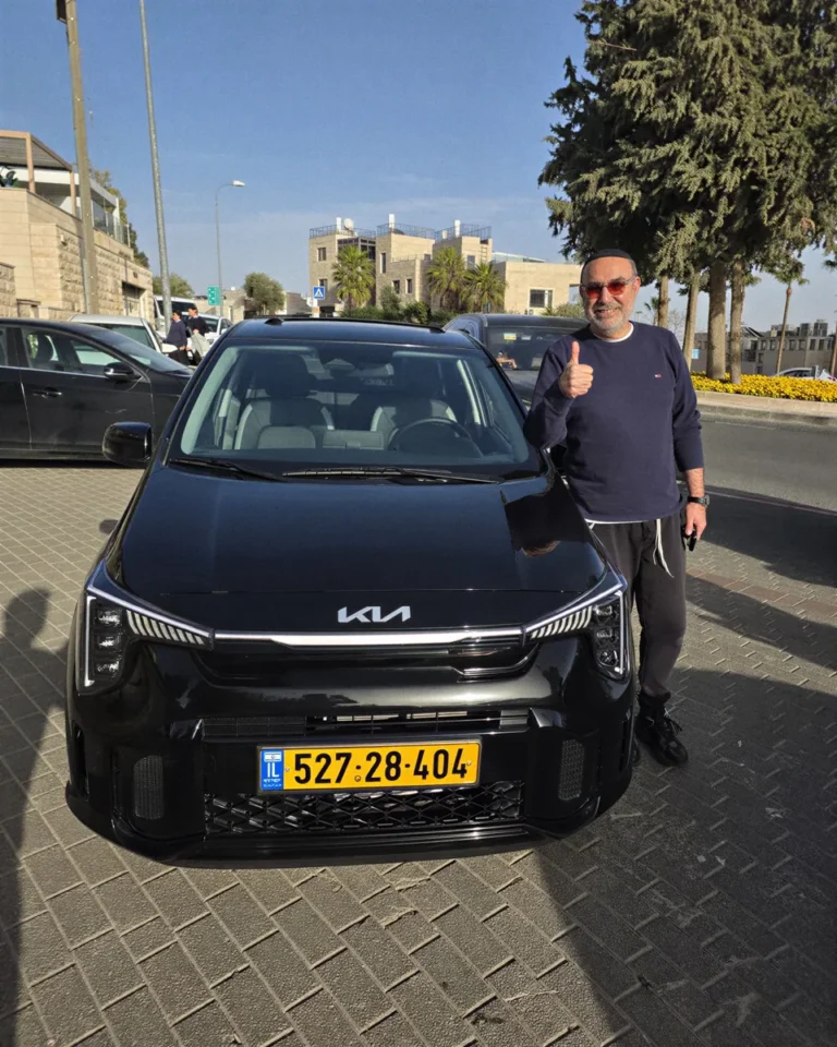 Un client devant sa Kia neuve