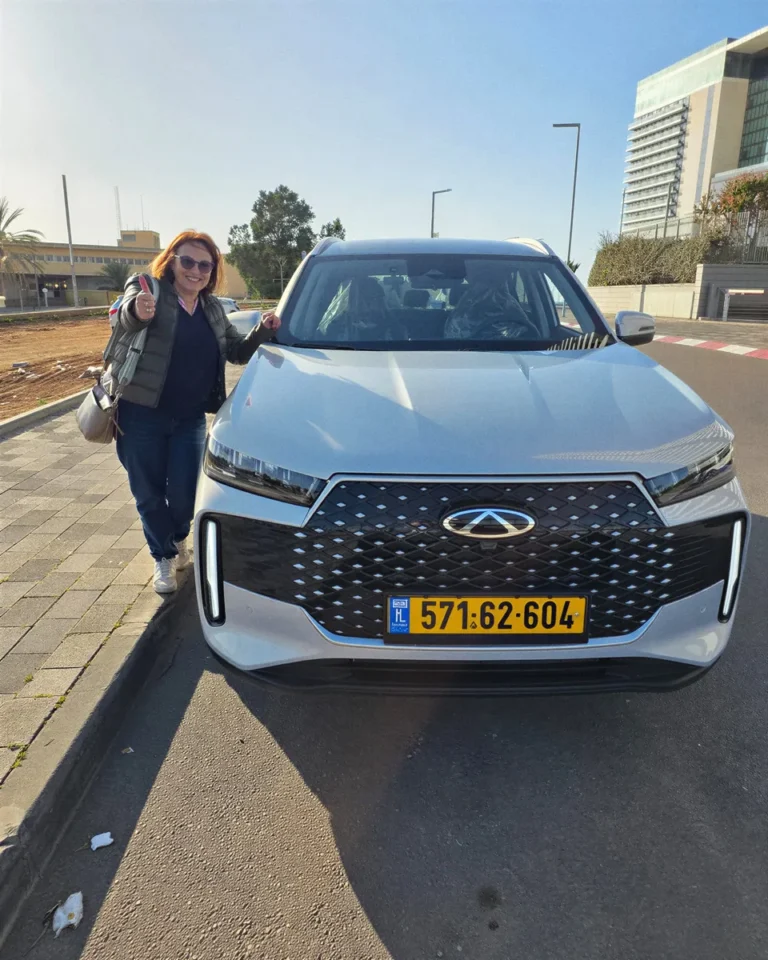 Une cliente devant sa Chery neuve
