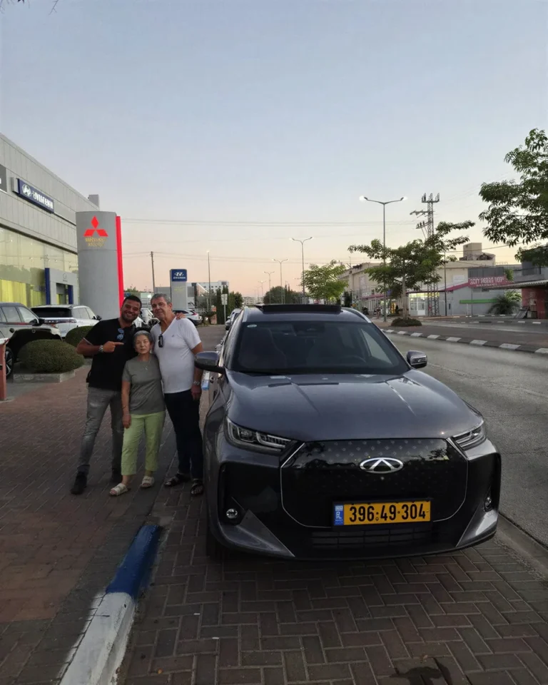Une famille devant sa Chery neuve