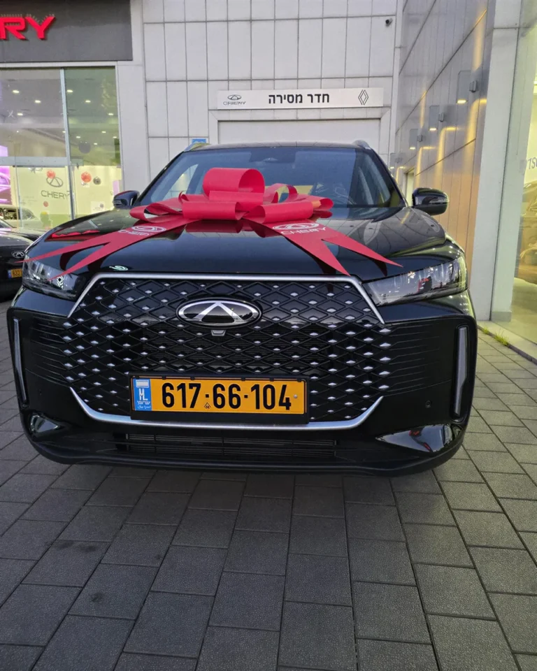 Une Chery neuve prête à être livrée, avec un nœud rouge