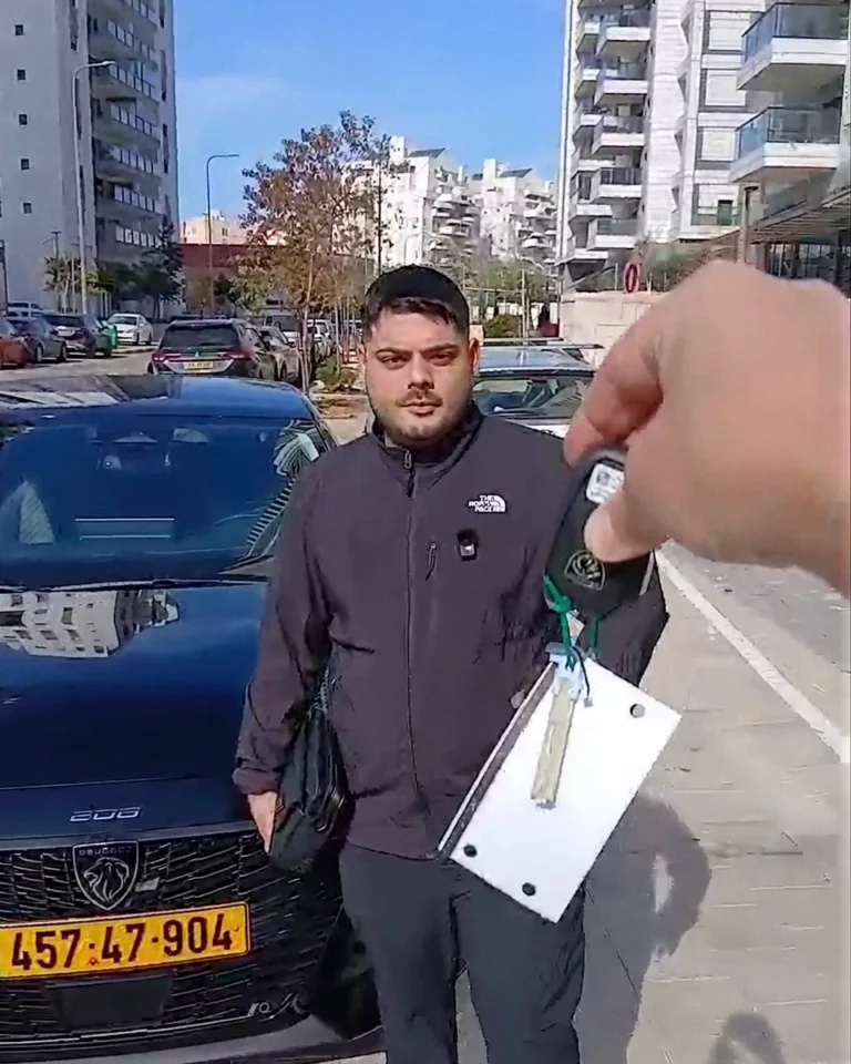 Remise des clés d’une voiture neuve à un client de John Auto
