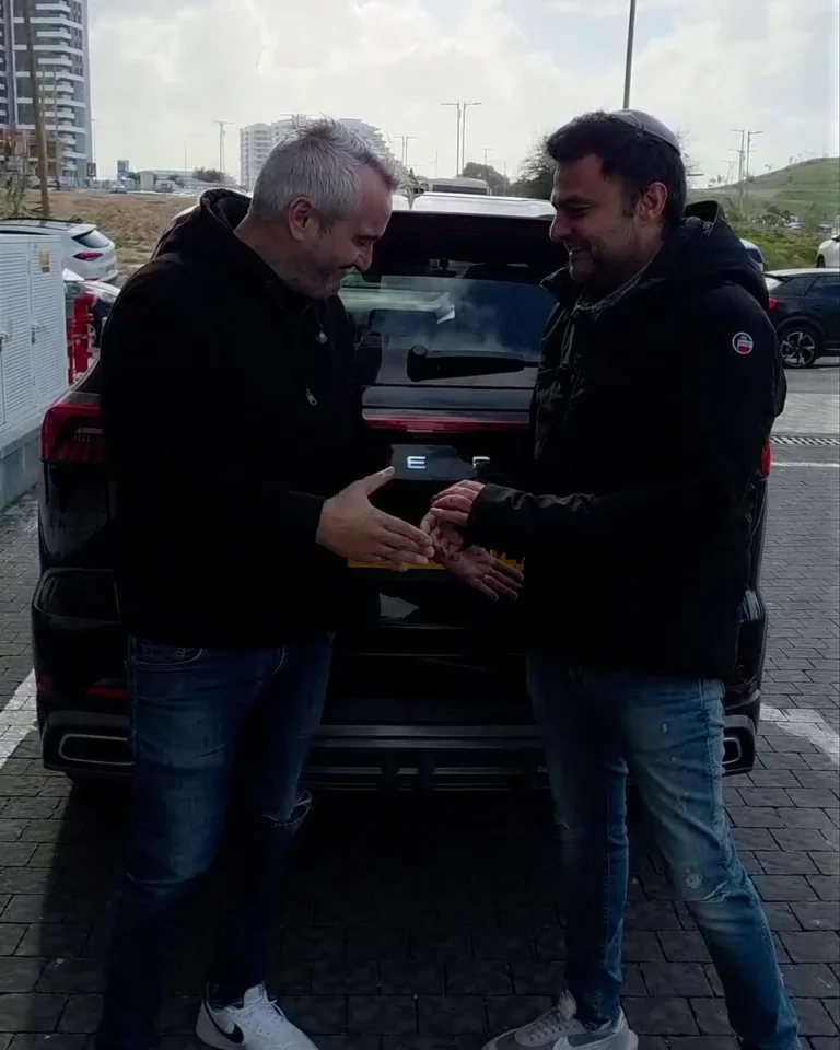 Jonathan Attal remet les clés de sa voiture neuve à un client
