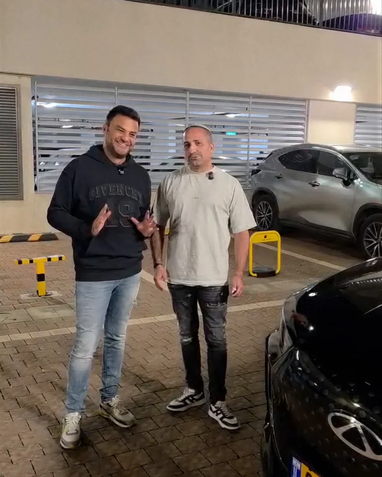 Jonathan Attal avec un client devant sa Chery neuve